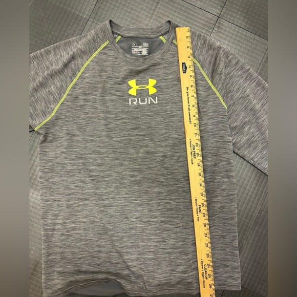 UNDER ARMOUR MENS GRAY AND YELLOW RUNNING SHIRT FITTED HEAT GEAR LARGE - Picture 4 of 5